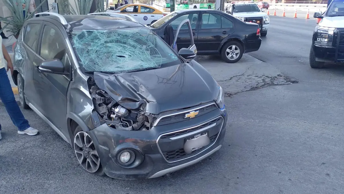 Una mujer de 40 años fue atropellada en Santa Catarina; el conductor podría enfrentar cargos por manejar ebrio.