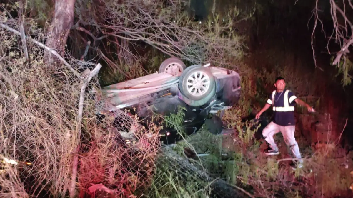 Una conductora resultó con lesiones menores tras perder el control de su auto en la carretera Apodaca-Santa Rosa.