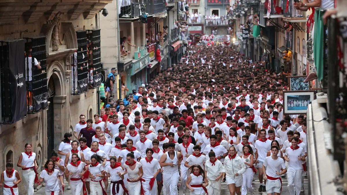 La tradición del encierro en Pamplona atrajo a miles de corredores y visitantes.