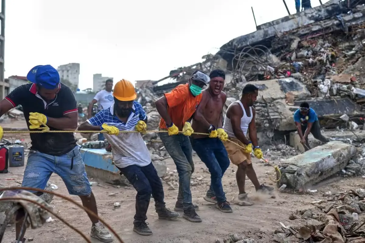 Maduro resalta la solidaridad de la población y el esfuerzo de rescatistas en la recuperación del país.