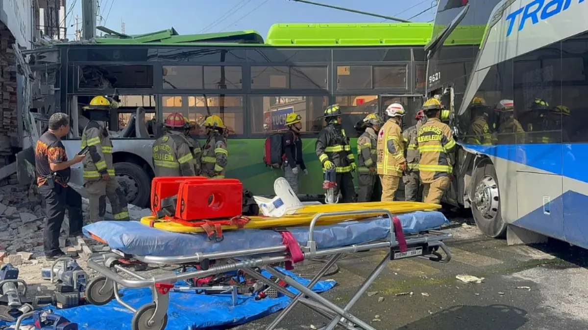 Un accidente en el centro de Monterrey dejó varios heridos y afectó el tránsito en la zona.