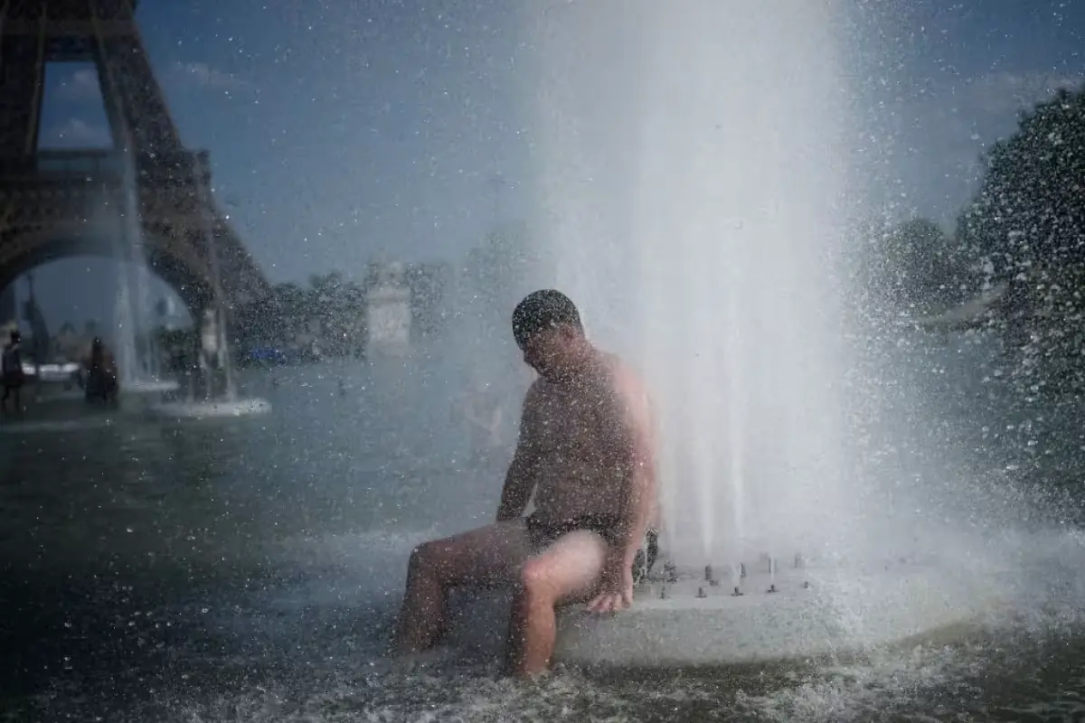 Francia enfrenta temperaturas extremas, afectando horarios de atracciones turísticas en París.