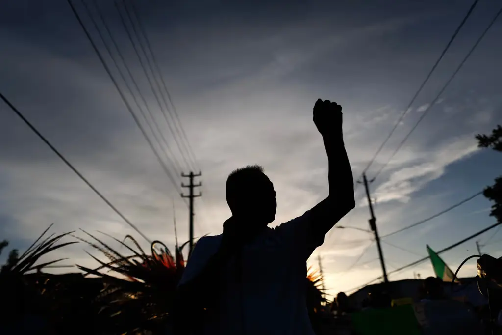La muerte de un trabajador mexicano desata el pánico en barrios latinos tras nuevos métodos de detención de ICE.