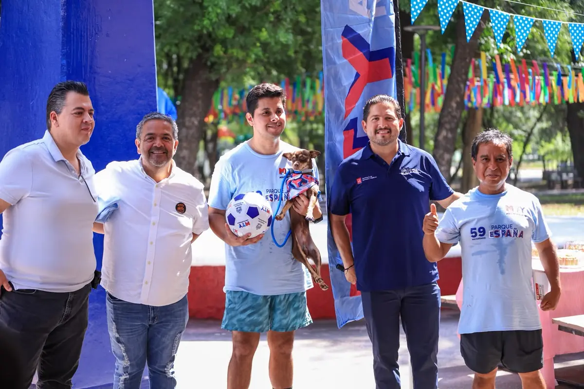 La conmemoración reunió a cientos de regiomontanos en un ambiente festivo y familiar.