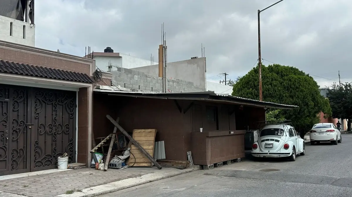 Vecinos denuncian la construcción que limita el paso peatonal, afectando la seguridad local.