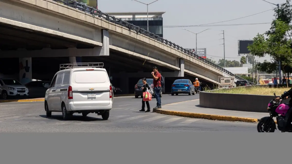 Cada cinco horas un peatón es atropellado en la Zona Metropolitana de Monterrey, evidenciando la falta de infraestructura segura.