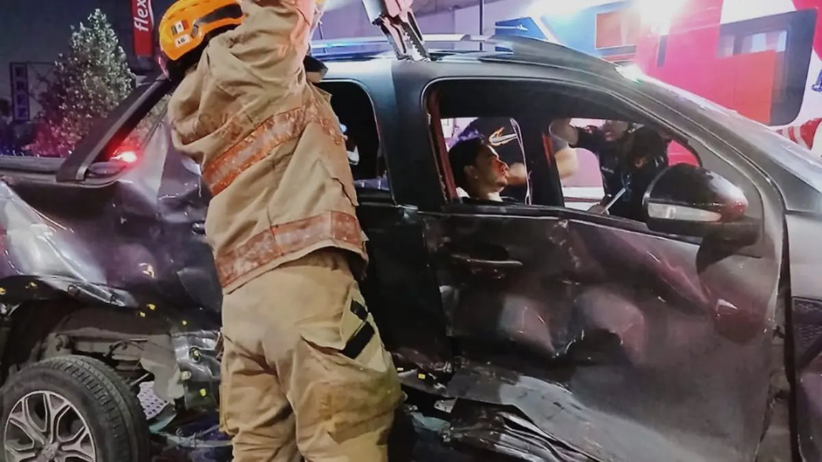 Un robo de vehículo en el centro de Monterrey dejó cuatro personas lesionadas, quienes fueron hospitalizadas.