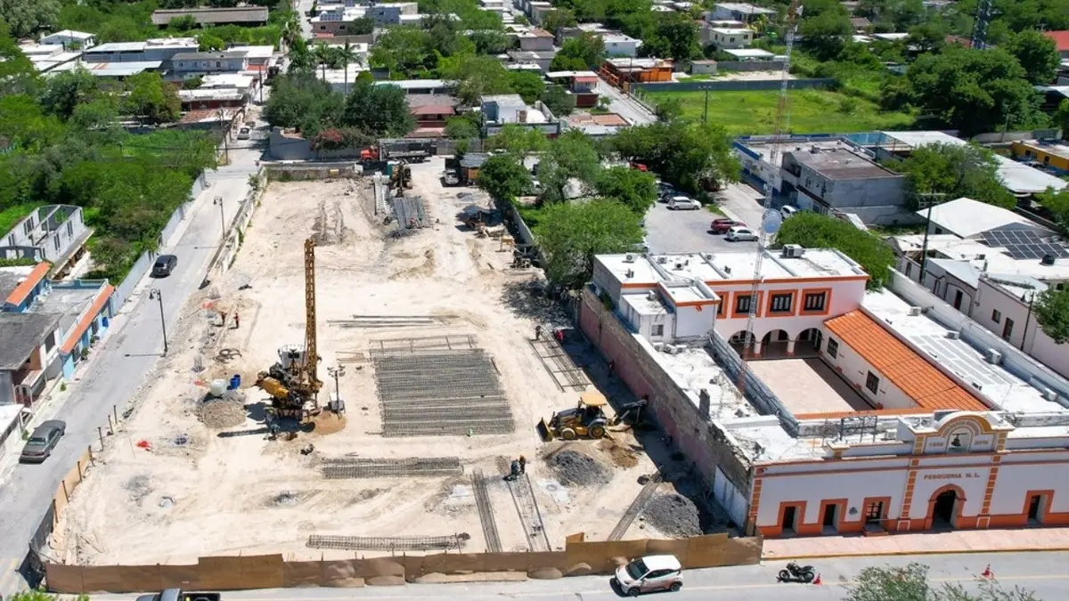 La demolición del edificio histórico generó controversia y ahora se planea su reconstrucción con recursos municipales.