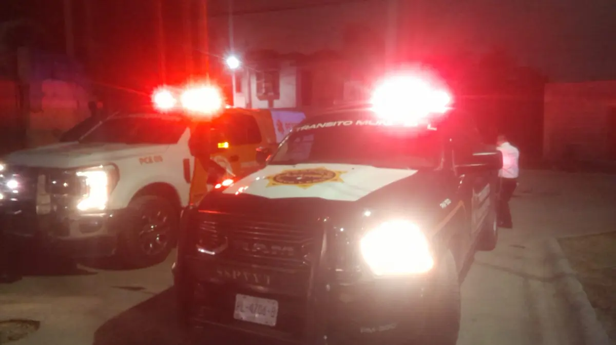 Un incidente con una pipa en Los Reyes generó daños en la infraestructura eléctrica, sin riesgo para la población.
