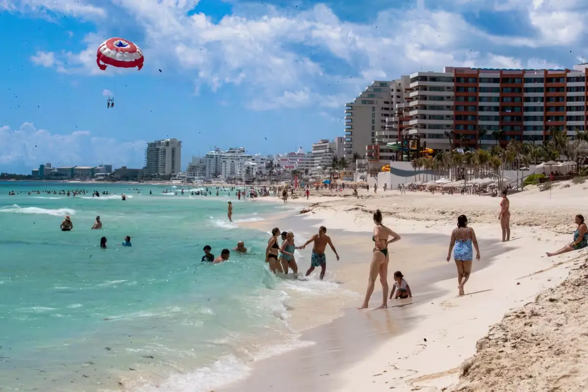 Cuatro playas principales en Cancún ofrecen un refugio sin sargazo, ideal para el turismo.