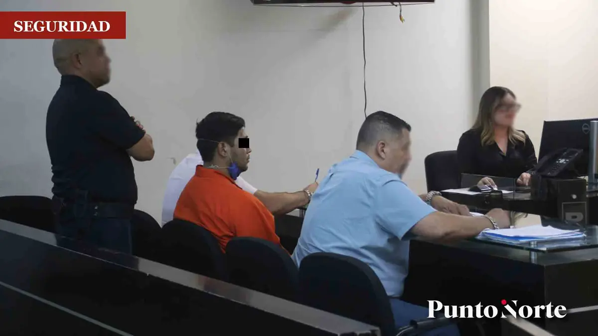 Un agente municipal es acusado de participar en el asesinato en presencia de la hija de la víctima.