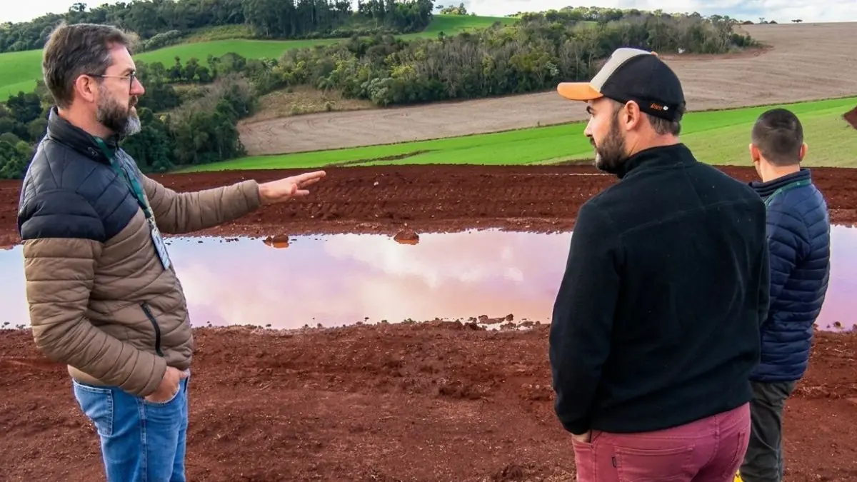 Agricultores implementan prácticas para proteger el suelo ante el inminente fenómeno climático.
