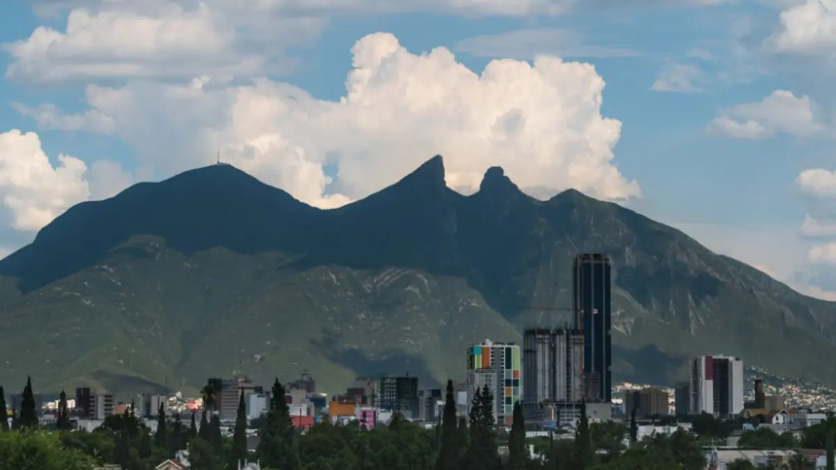Se anticipan temperaturas altas y probabilidad de lluvias aisladas en Monterrey este viernes.