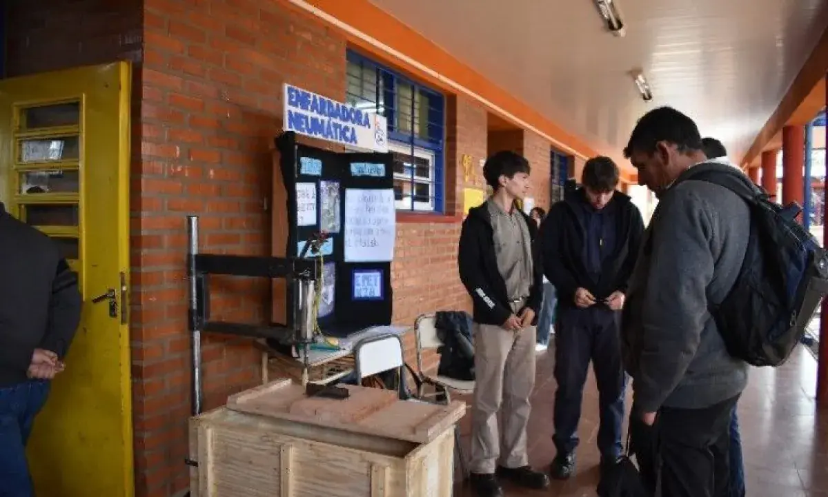 Proyectos educativos abordan ciencia y tecnología, buscando soluciones a problemas actuales.