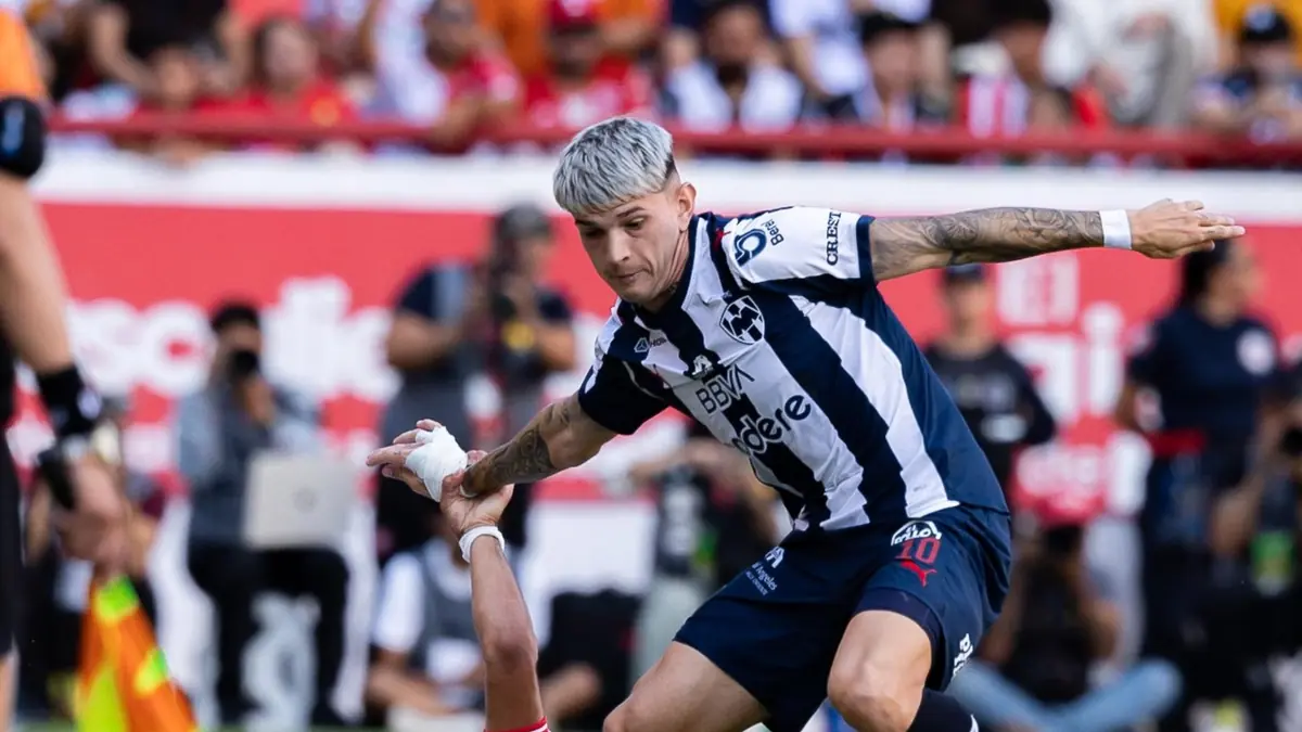 La expulsión de Stefan Medina marcó el rumbo del partido, culminando en una derrota dramática.