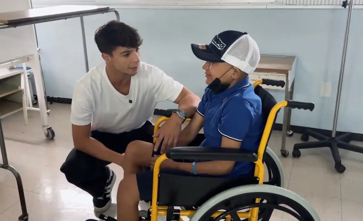 La comunidad futbolística rinde homenaje a Carlo, un valiente aficionado de 12 años.