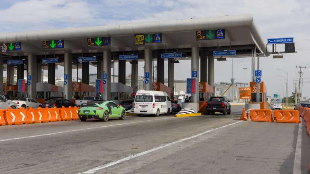 Conductores se muestran sorprendidos por la falta de aviso previo sobre reactivación del peaje rumbo al Aeropuerto Internacional de Monterrey.