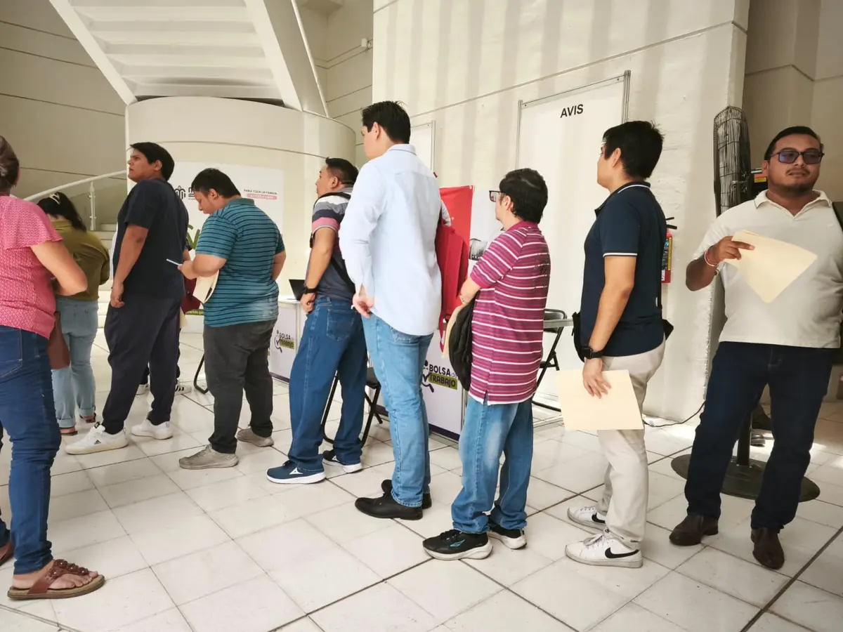 La primera Feria de Empleo para Profesionistas reunió a jóvenes y empresas en busca de talento en la ciudad.