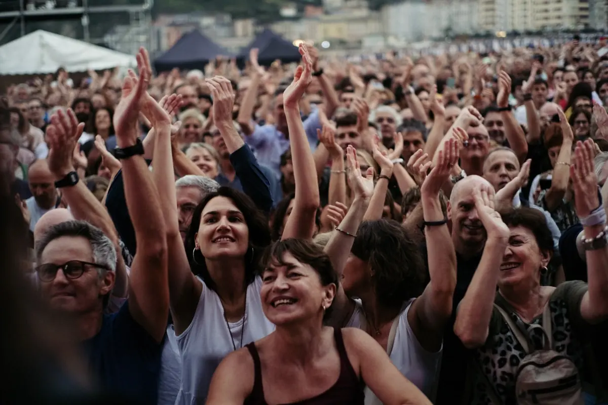 Aumentan horarios y frecuencias de transporte público durante el festival para facilitar la movilidad de asistentes.
