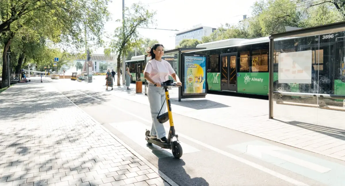 La falta de regulación crea incertidumbre en usuarios y peatones en Monterrey.