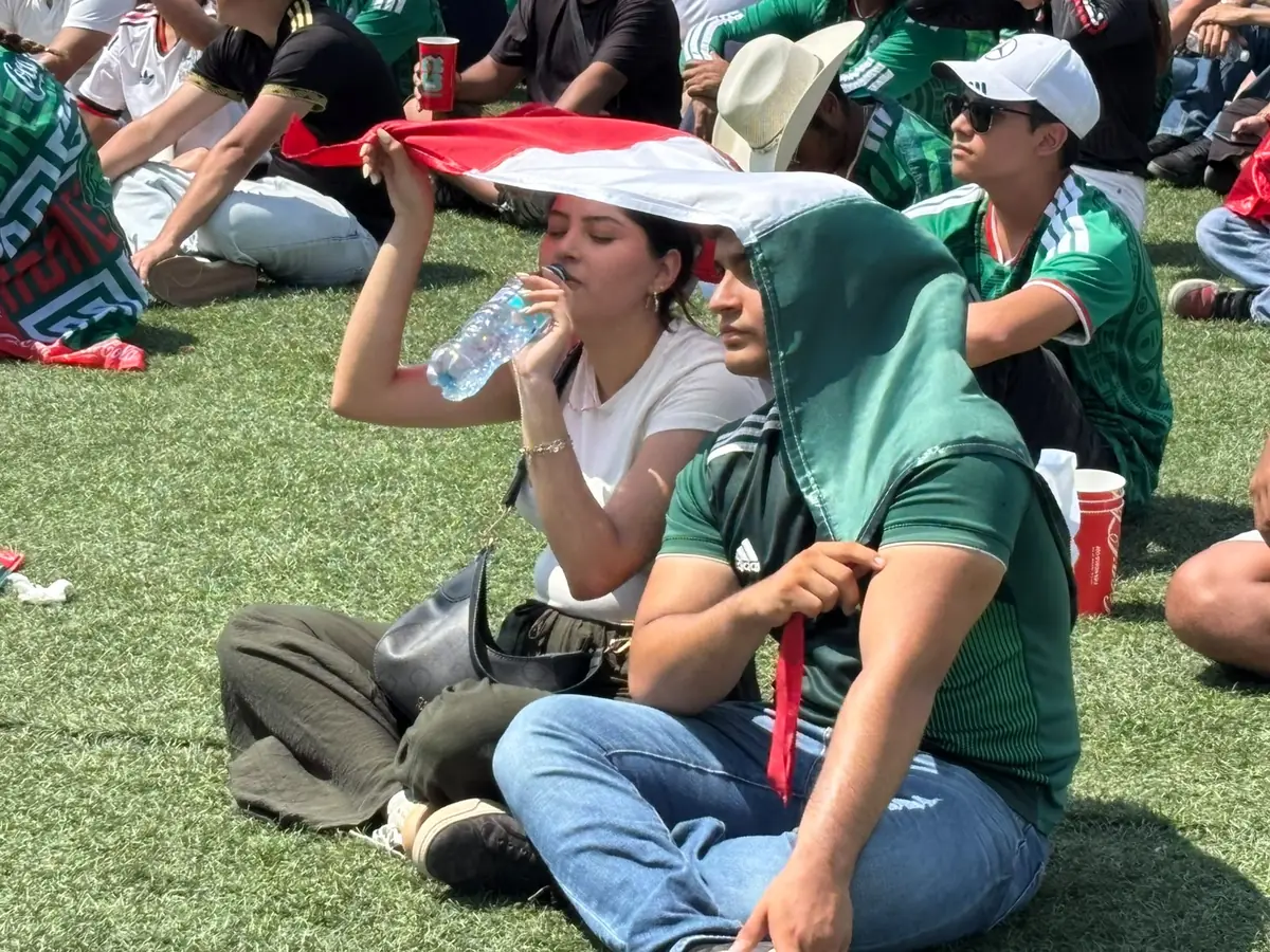 La afición se reúne en el FIFA Fan Festival mientras esperan al Tricolor.
