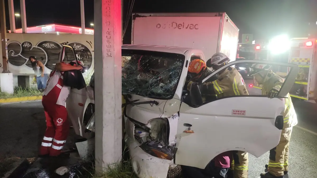 Dos personas resultaron lesionadas en un choque vial en Escobedo, Nuevo León, y fueron trasladadas a un hospital.