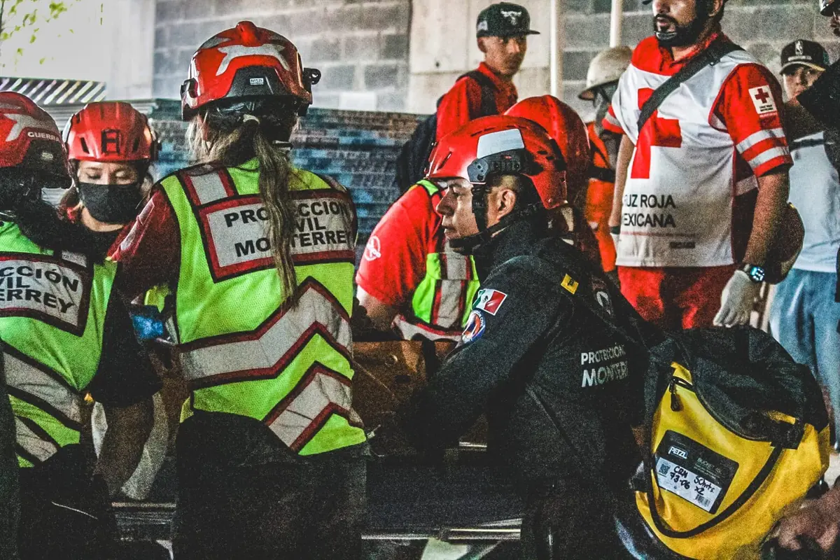 Un hombre sufrió traumatismo craneoencefálico severo al ser golpeado por un plafón caído en una obra.