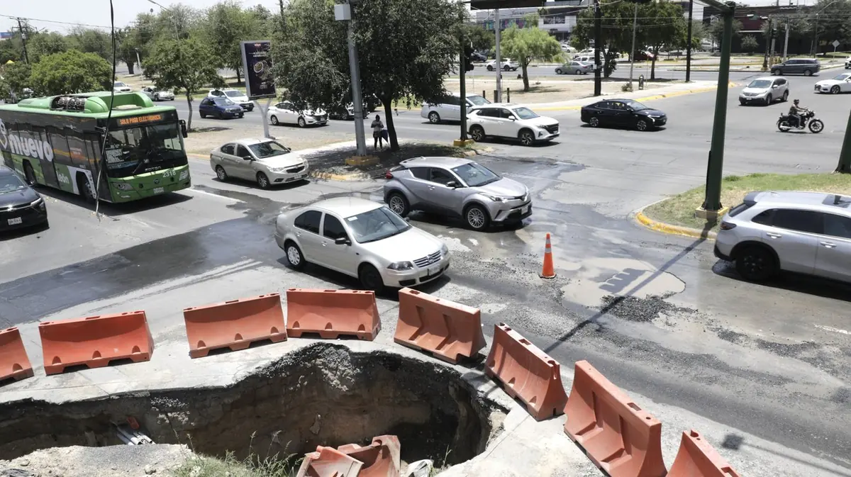 Habitantes de Escobedo enfrentan dificultades por obras inconclusas y problemas de drenaje en diversas vialidades.