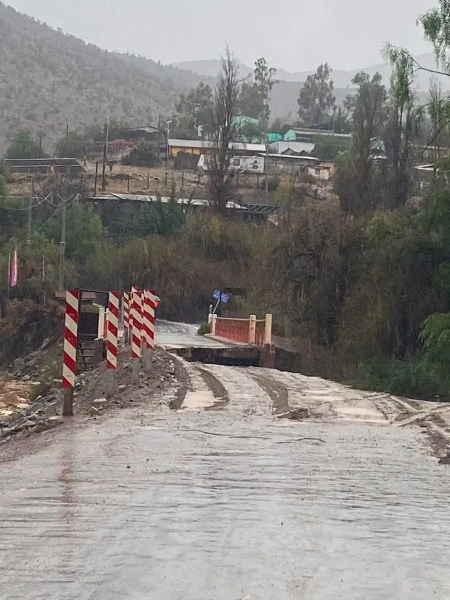 Ocho localidades permanecen incomunicadas tras cortes en rutas y falta de electricidad.