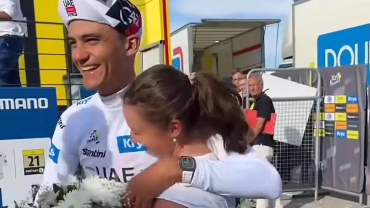 Romina Hinojosa y Isaac del Toro se han hecho noticia en el Tour de Francia 2026 por su afectuosa interacción durante la competencia.