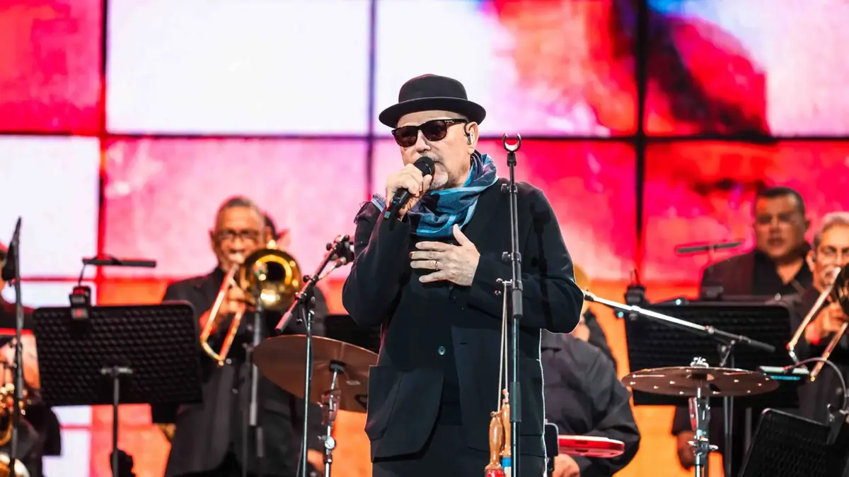 El icónico músico panameño cautiva al público a sus 78 años con su poderosa actuación.