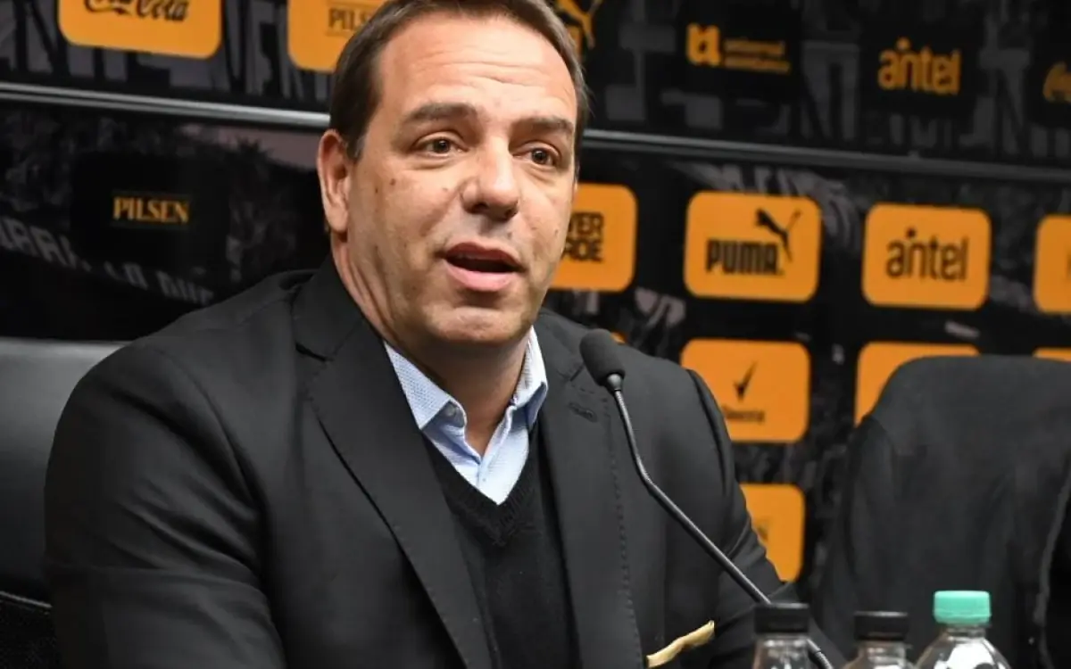 El presidente de Peñarol cuestiona las declaraciones del extécnico uruguayo y su impacto en los jugadores.