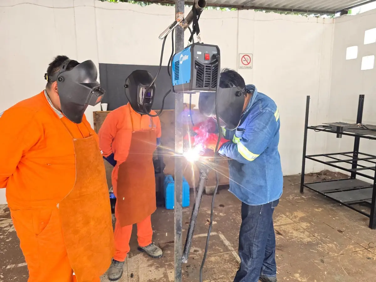 Aumento de salarios en la manufactura refleja escasez de personal capacitado.