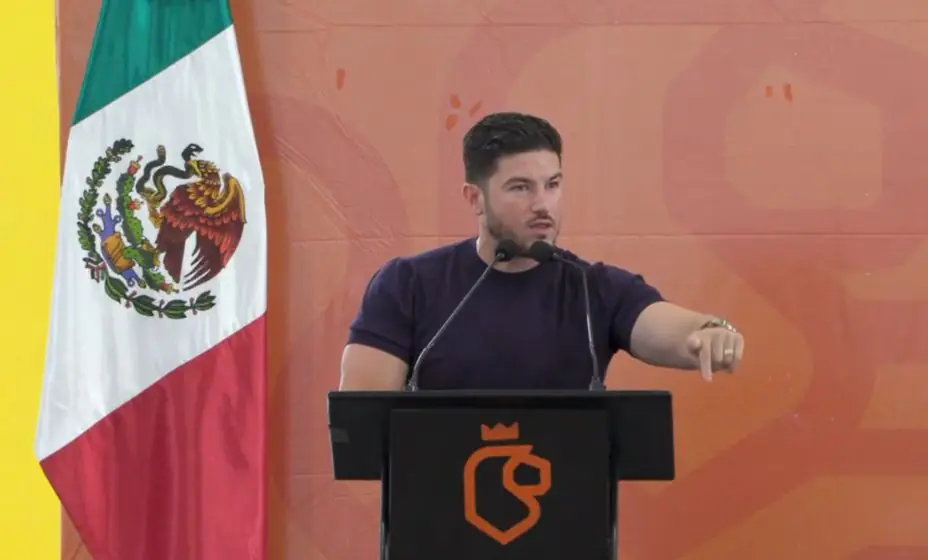 El gobernador de Nuevo León critica la gestión municipal y promete apoyo en seguridad.