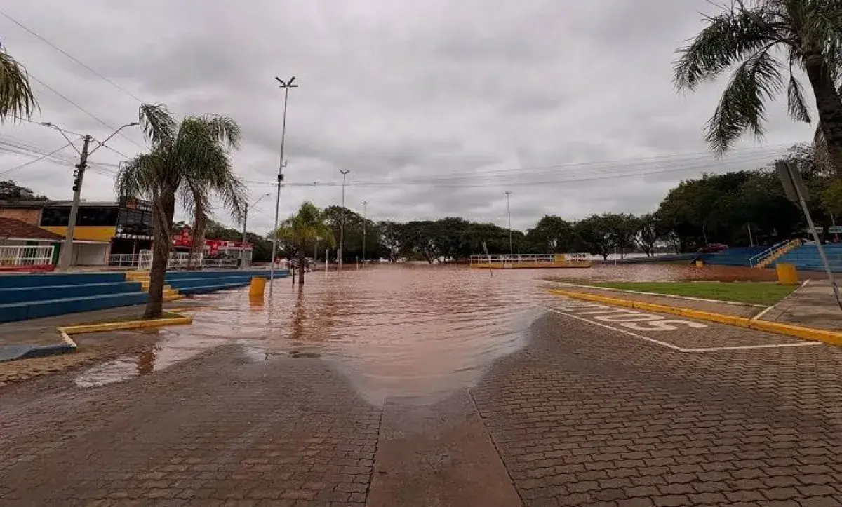 Las autoridades cortaron caminos rurales y mantienen vigilancia tras la inundación.