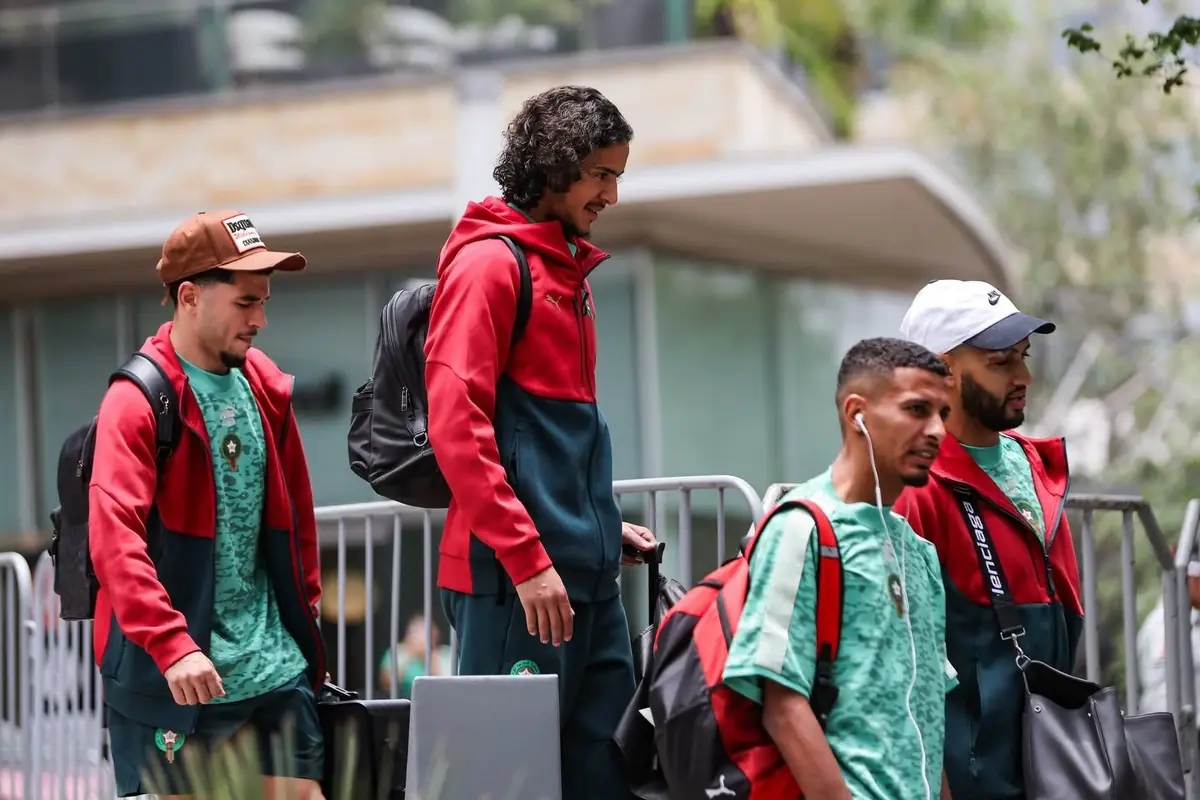 La policía local garantiza la seguridad del equipo en su camino al Mundial.