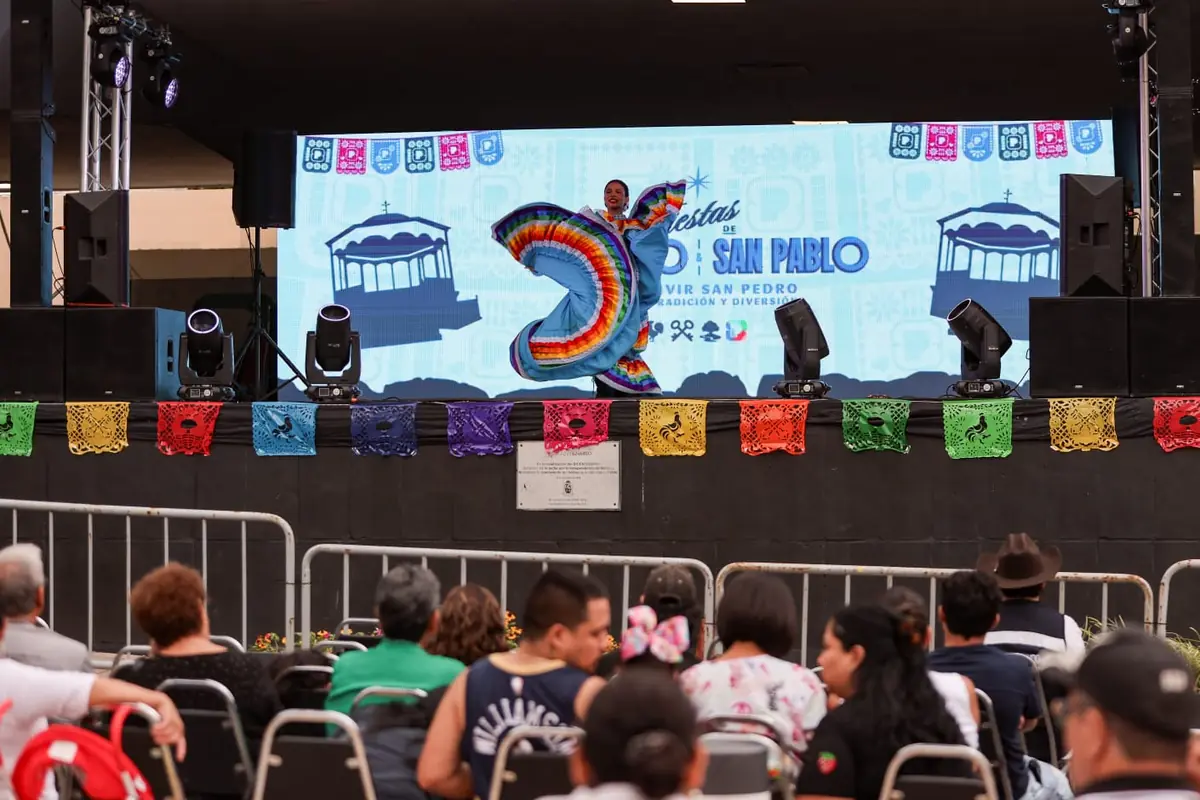 Las festividades incluyen actividades culturales y entretenimiento para toda la familia en un ambiente comunitario.