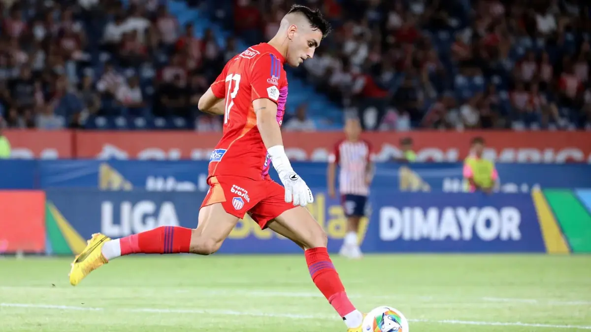 El portero uruguayo cambia de rumbo y se une al club argentino, dejando atrás su posible fichaje a Colo Colo.
