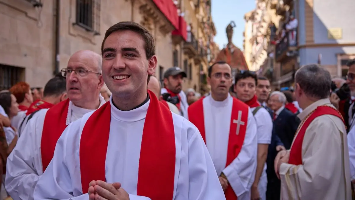 Santiago Zabalegui se ordena sacerdote y participa en la procesión de San Fermín, expresando su gratitud a su comunidad y tradición.