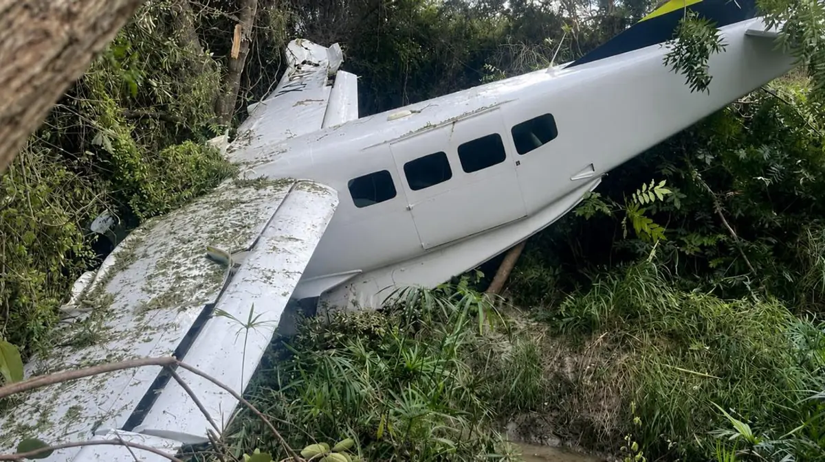 Una aeronave que volaba a Monterrey sufrió un accidente, dejando heridos y un derrame de combustible.