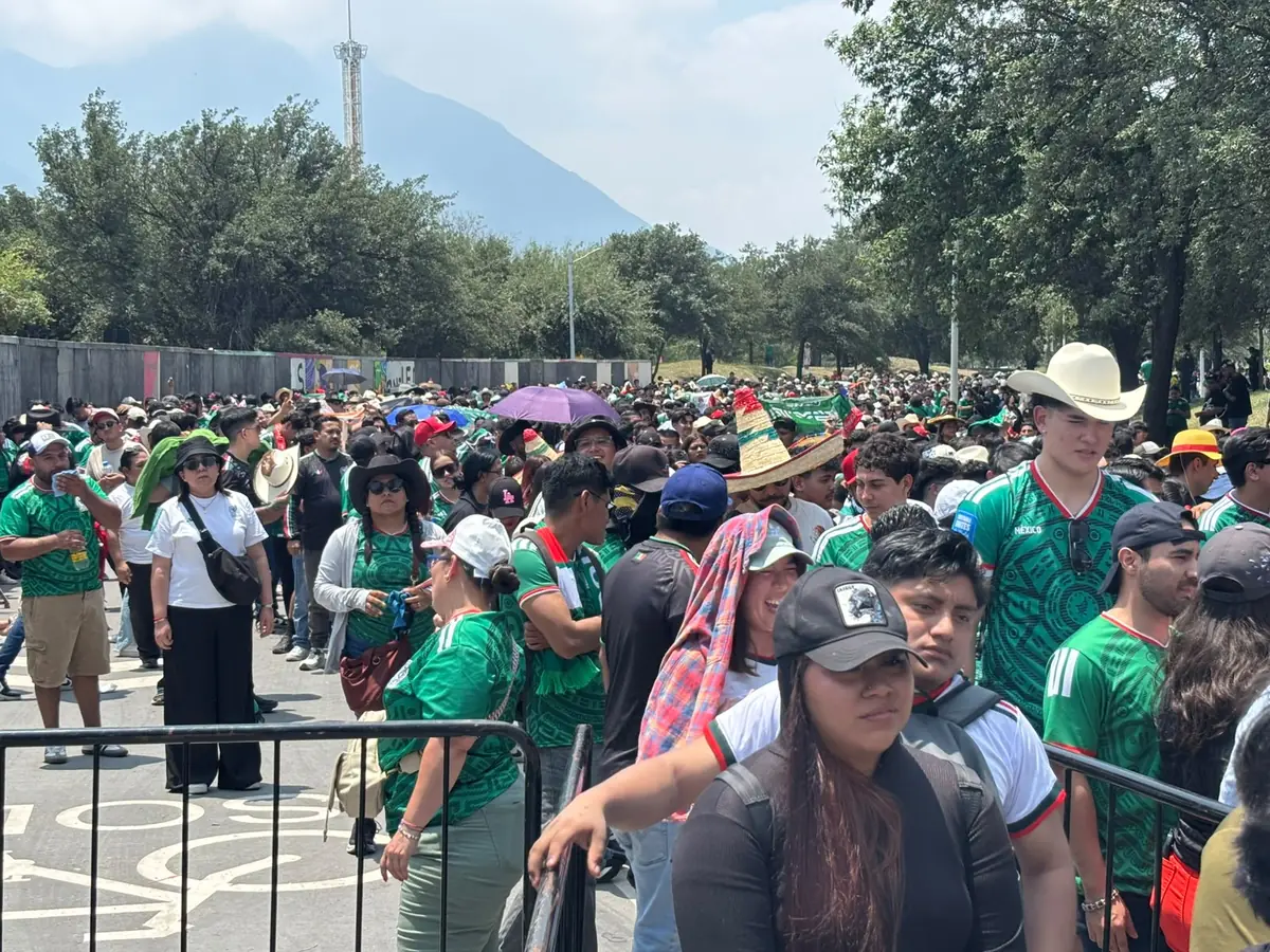 Adriana Araujo destaca por su dedicación al apoyar a la Selección Mexicana en Monterrey.