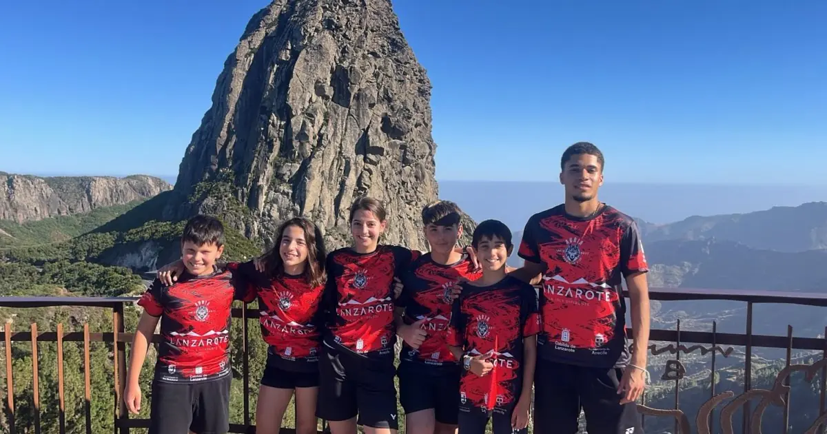 El Auria Bádminton Club participa en su primer torneo nacional en La Gomera, buscando grandes resultados en sus categorías.