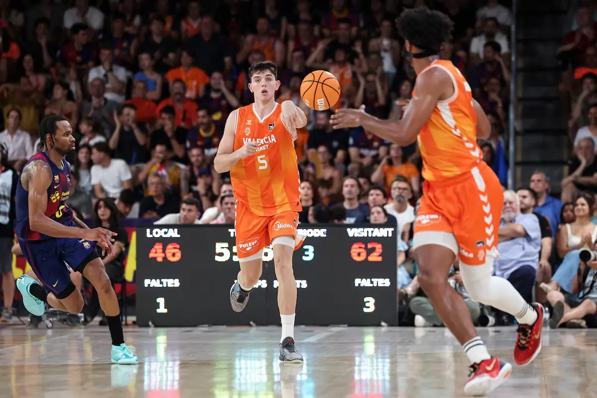 El joven base español firma un contrato de cuatro años en la NBA tras dejar el club taronja.