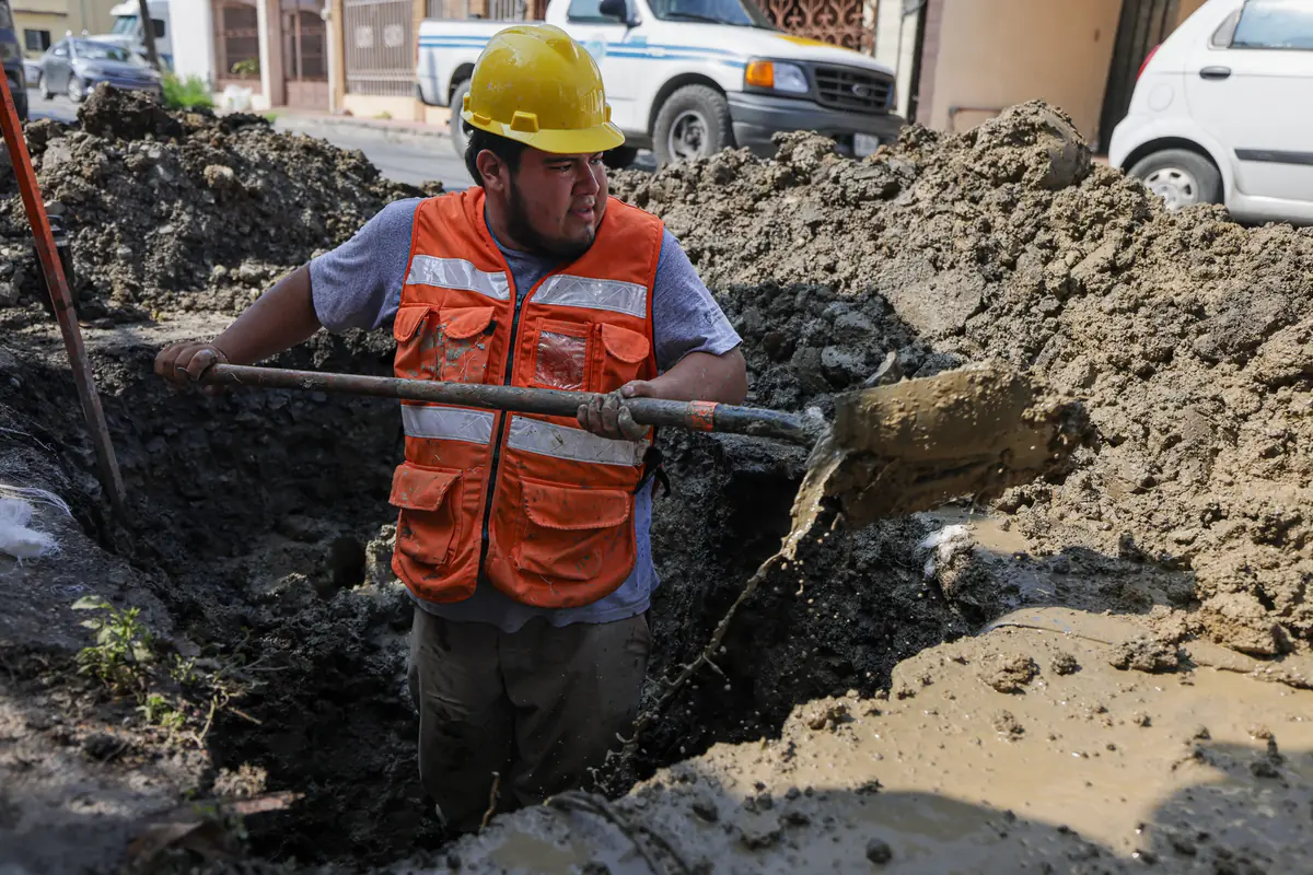 La paraestatal realiza desazolve de tuberías y refuerza infraestructura sanitaria.