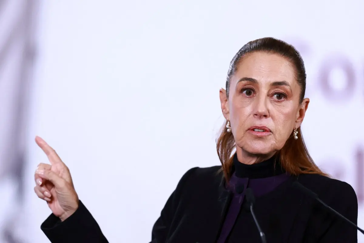 La presidenta de México rechaza las afirmaciones de Milei sobre financiamiento a una campaña en su contra.