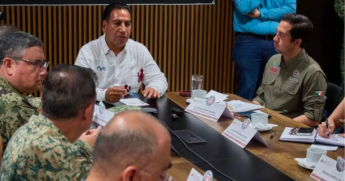 Mauricio Cordero dirige operativos de protección tras el sismo en la costa chiapaneca.