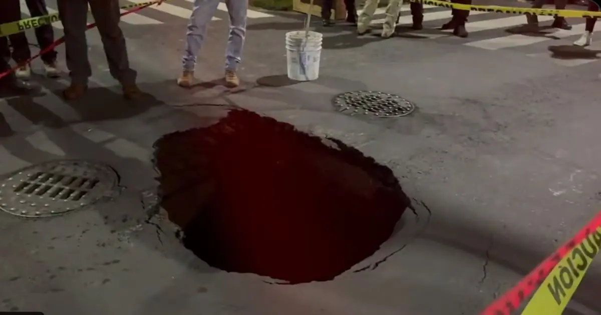Un socavón y una fuga de gas generan cierre vial en la capital, alertando sobre el deterioro de la infraestructura hidráulica.