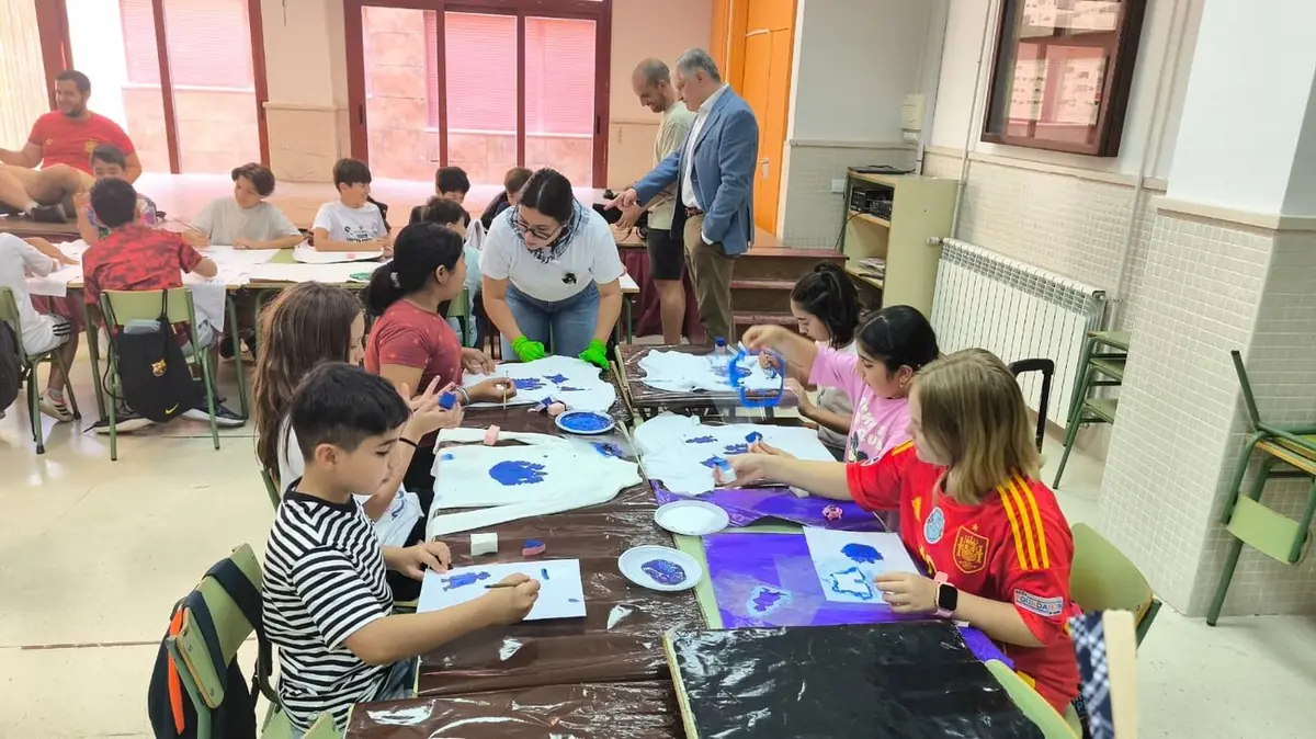 Un taller de decoración de camisetas acerca a los niños a las tradiciones locales.