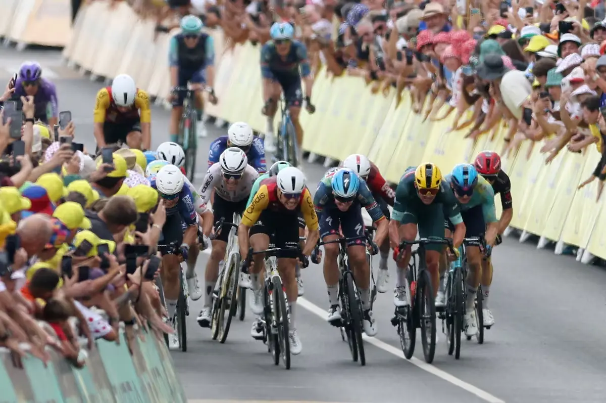 El ciclista belga brilla en la etapa de Chalon, superando a rivales destacados.