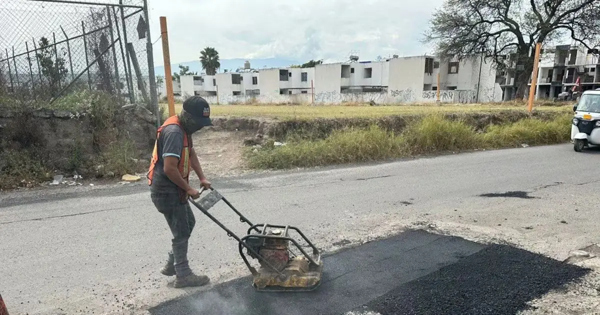 El municipio refuerza su programa de bacheo para mejorar la infraestructura durante la temporada de lluvias.